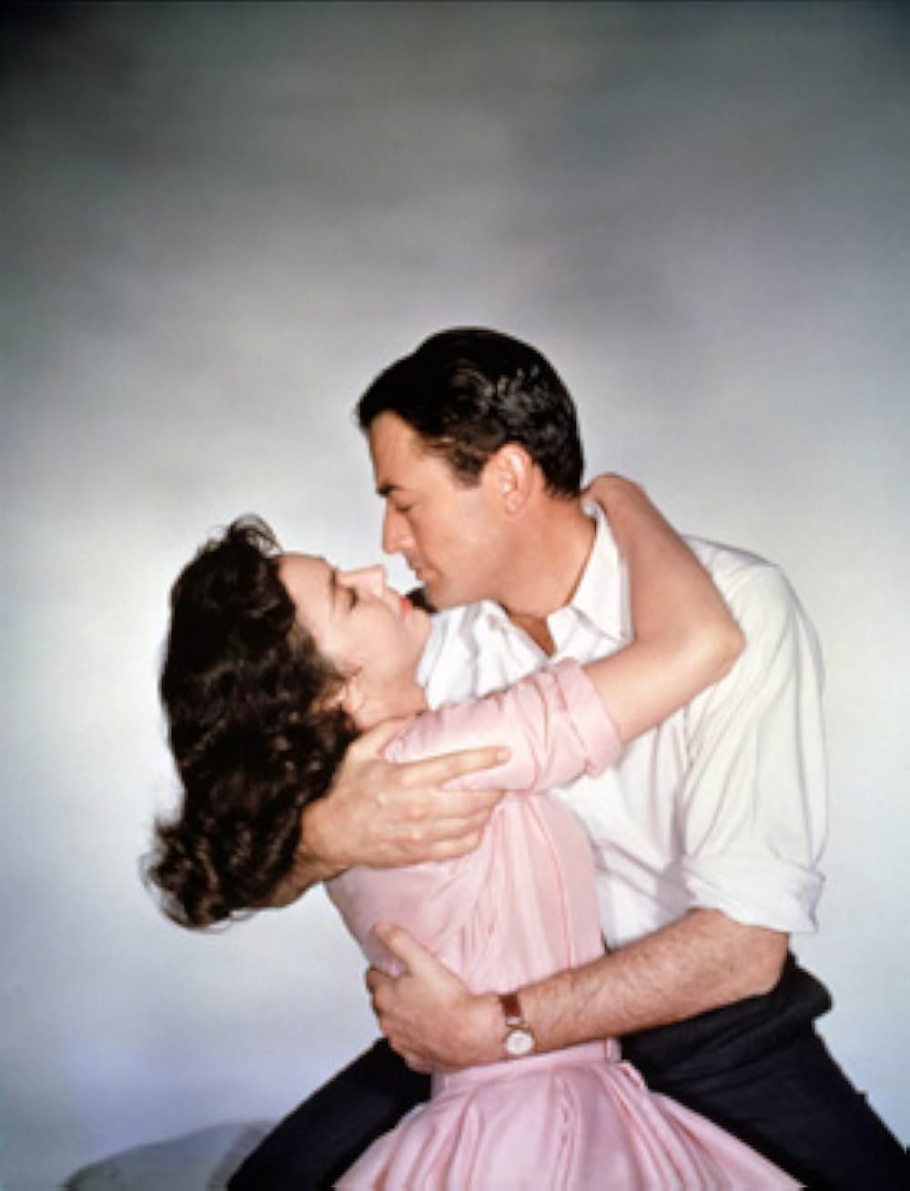 灰色の服を着た男の画像