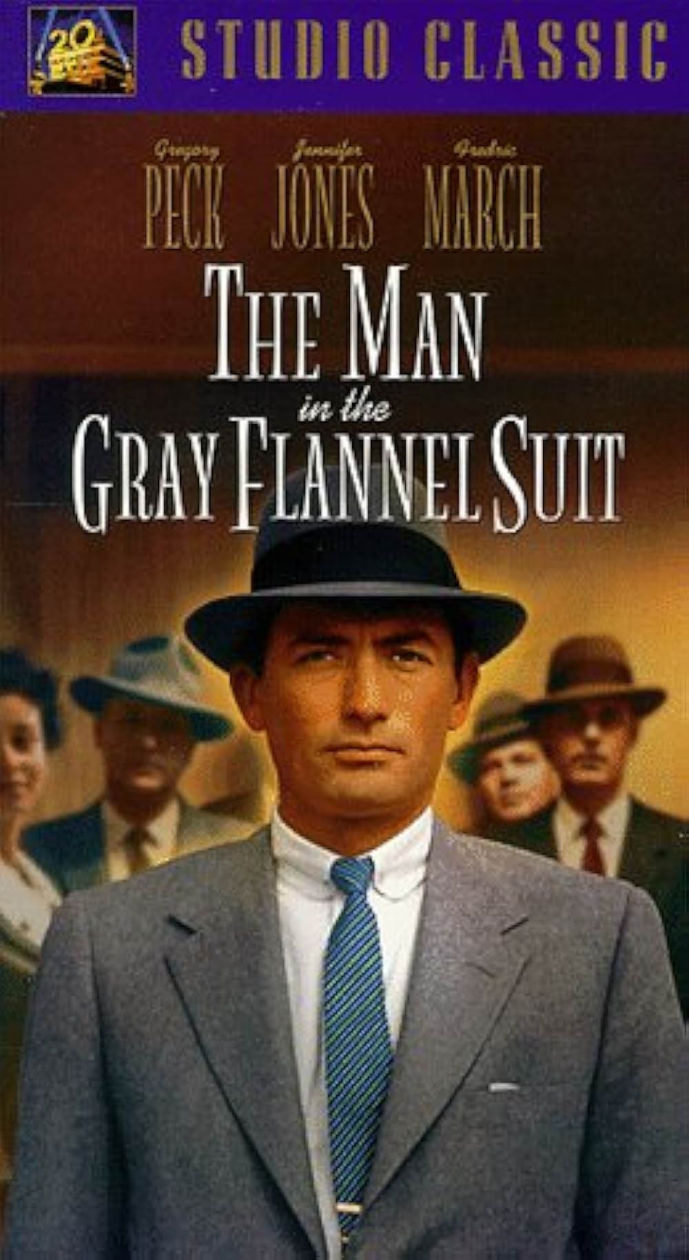 灰色の服を着た男の画像