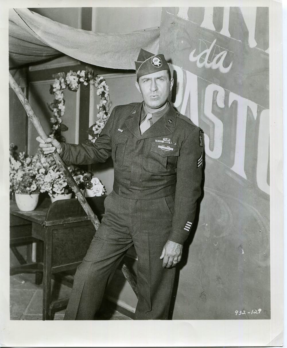 灰色の服を着た男の画像