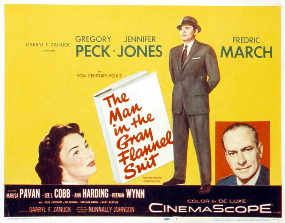 灰色の服を着た男の画像