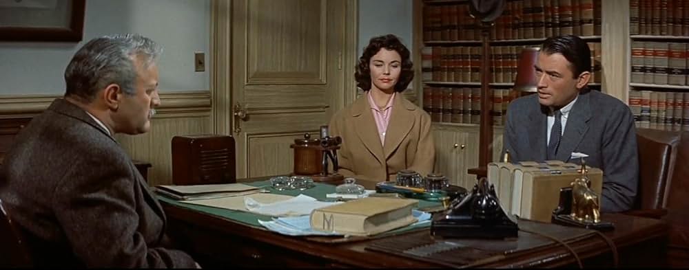 灰色の服を着た男の画像