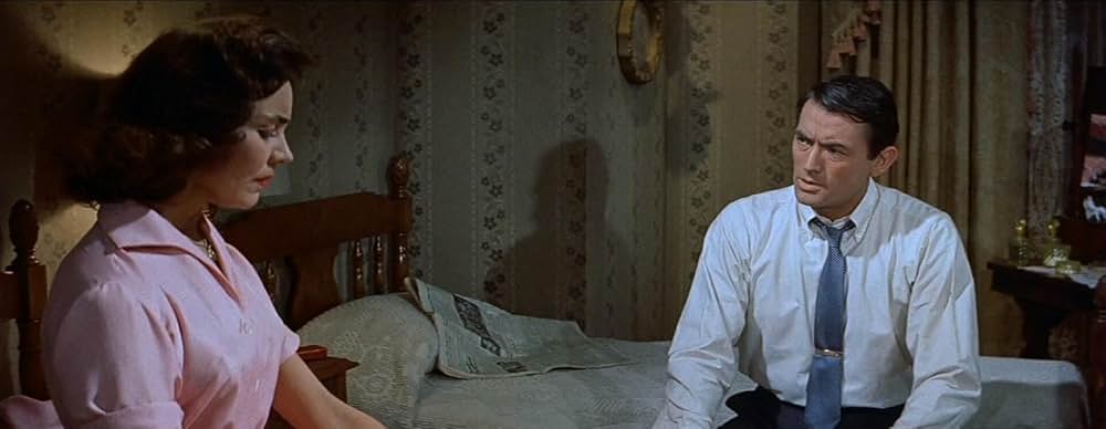 灰色の服を着た男の画像