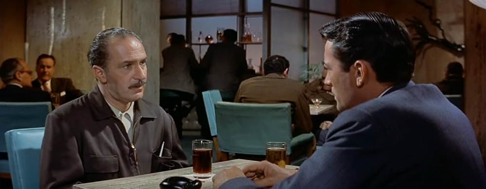 灰色の服を着た男の画像