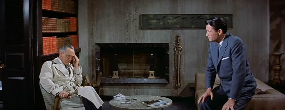 灰色の服を着た男の画像