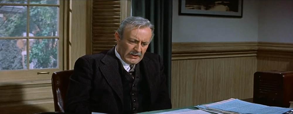 灰色の服を着た男の画像