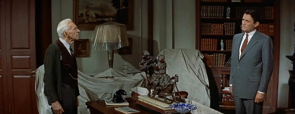 灰色の服を着た男の画像