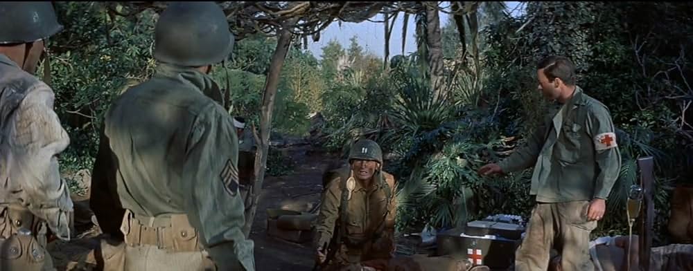 灰色の服を着た男の画像