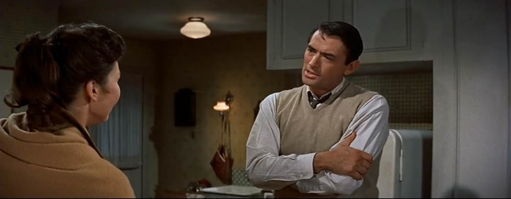 灰色の服を着た男の画像