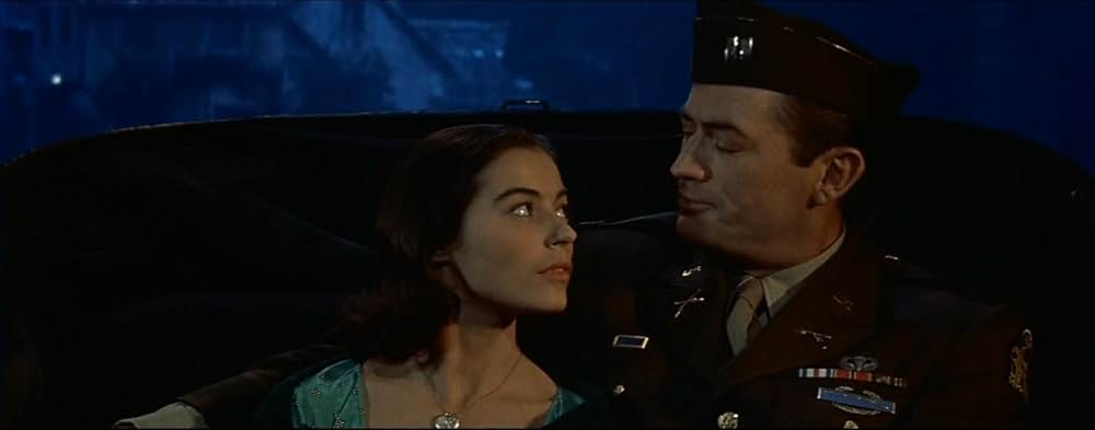 灰色の服を着た男の画像