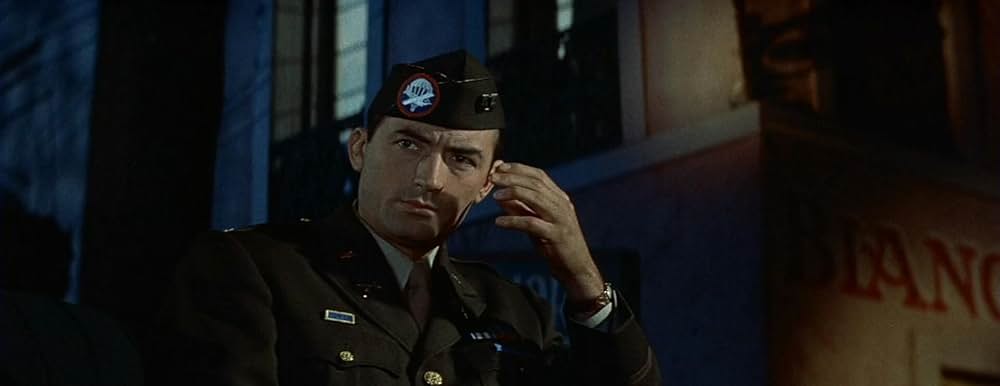 灰色の服を着た男の画像