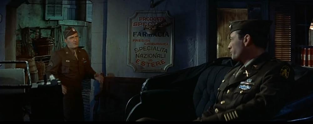 灰色の服を着た男の画像