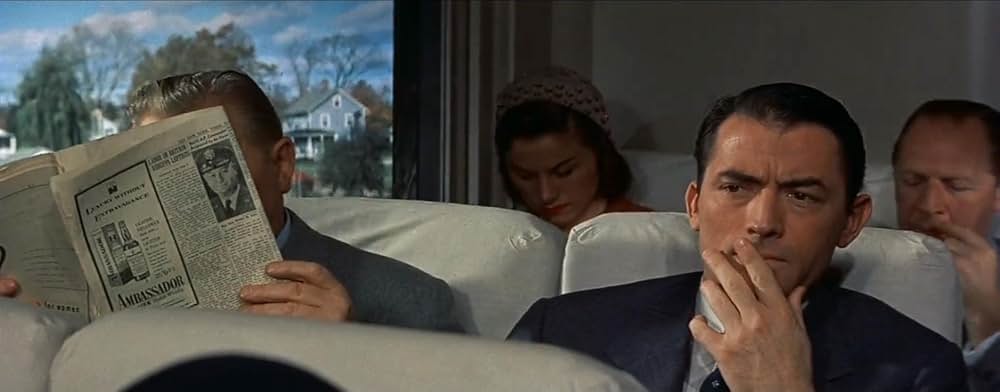 灰色の服を着た男の画像