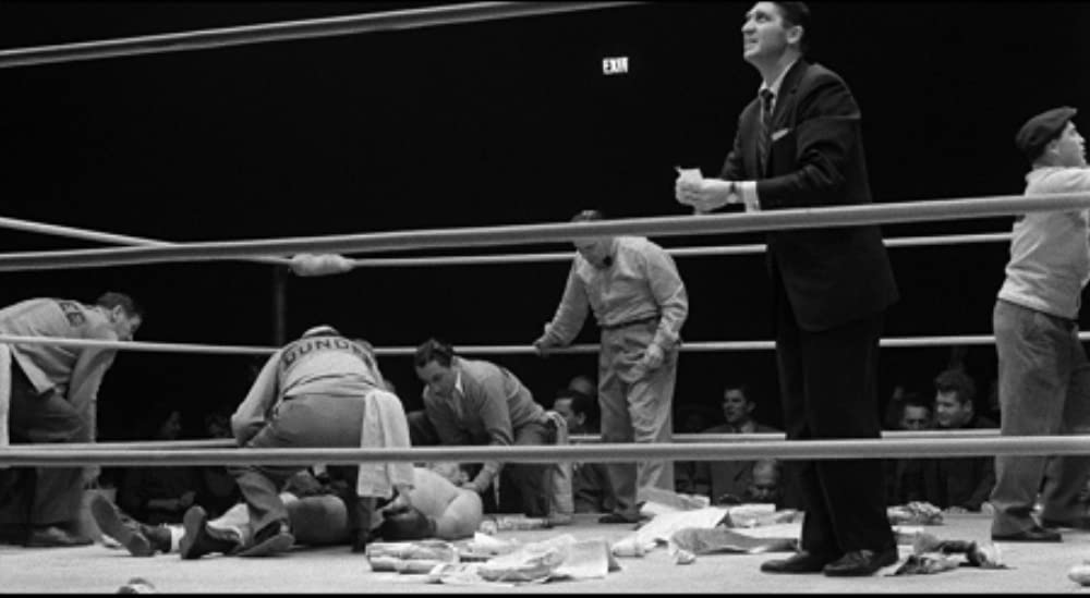 殴られる男の画像