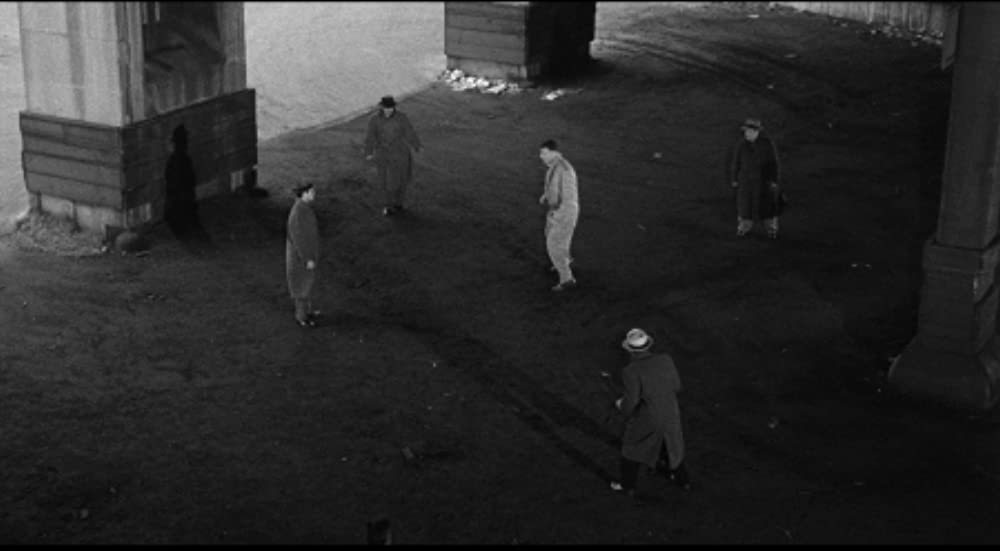 殴られる男の画像