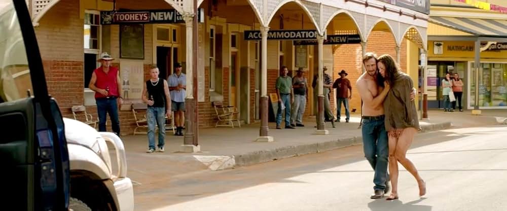 虹蛇と眠る女の画像