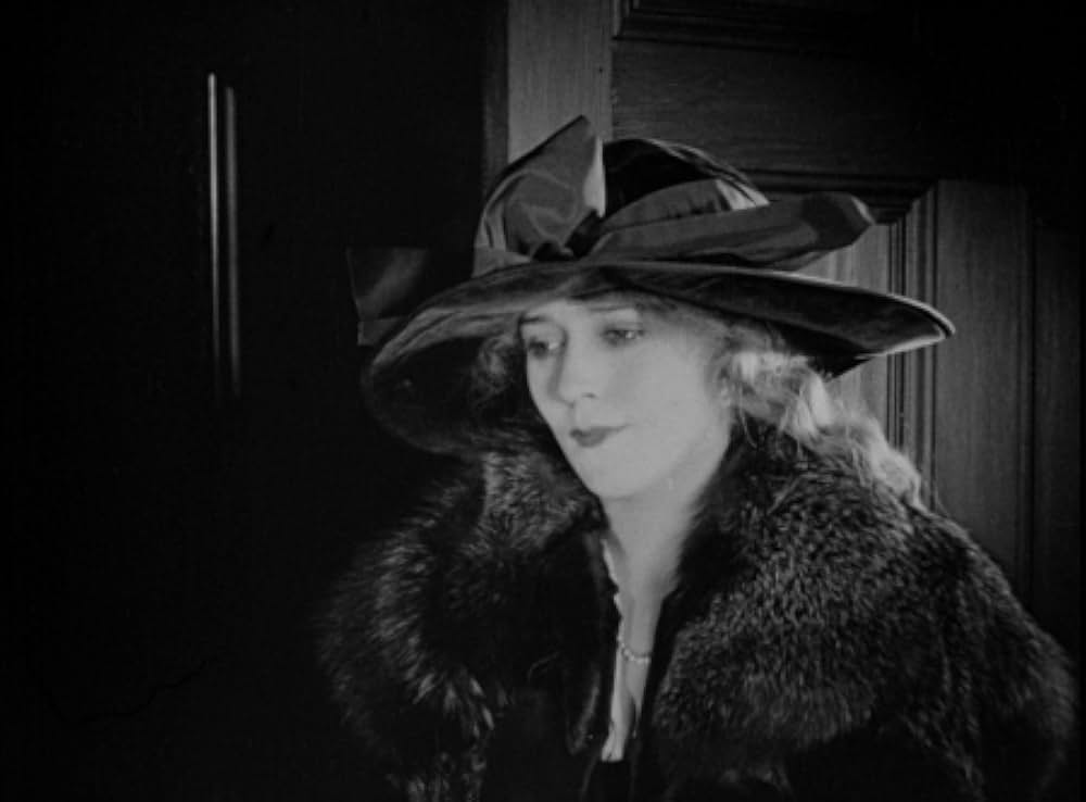 闇に住む女の画像