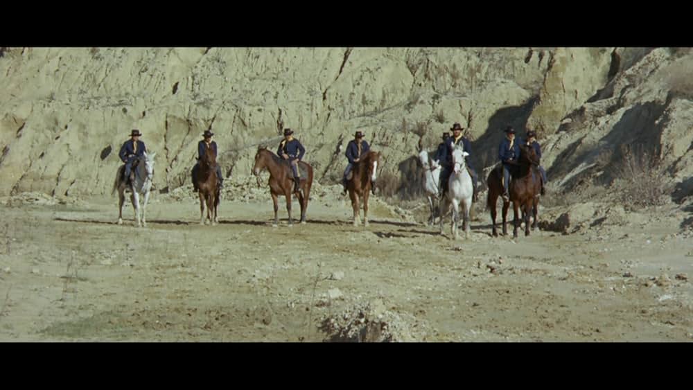 十字架の長い列の画像