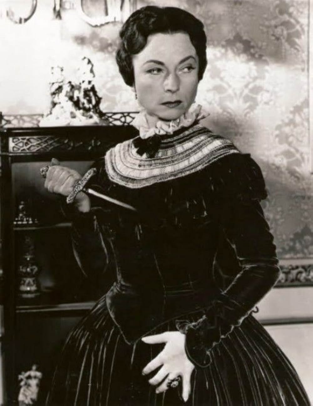 白いドレスの女の画像