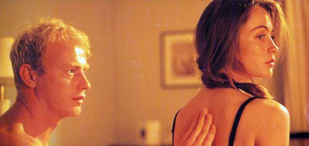 小悪魔とキッスの写真