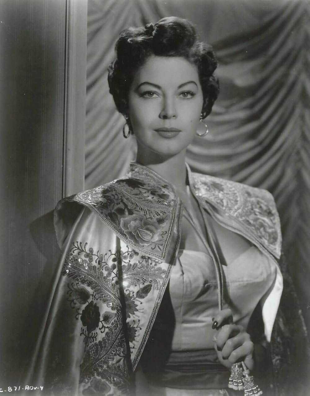 裸足の伯爵夫人の画像