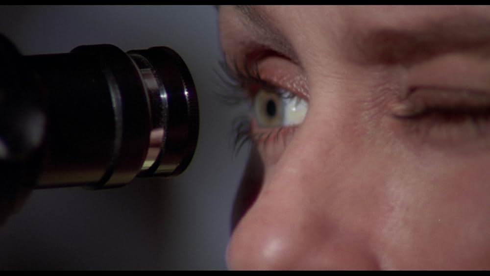 姿なき脅迫／狙われた密室の女の画像