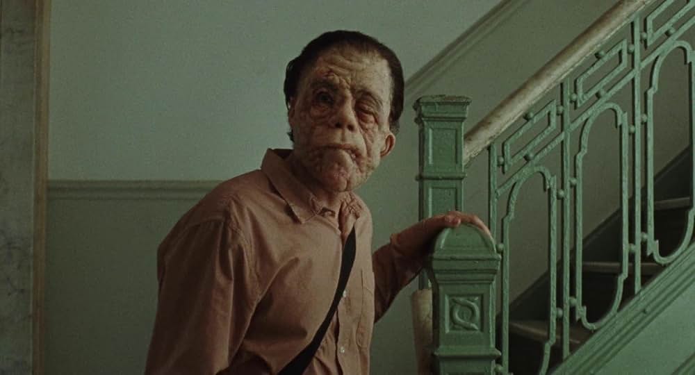 顔を捨てた男の画像