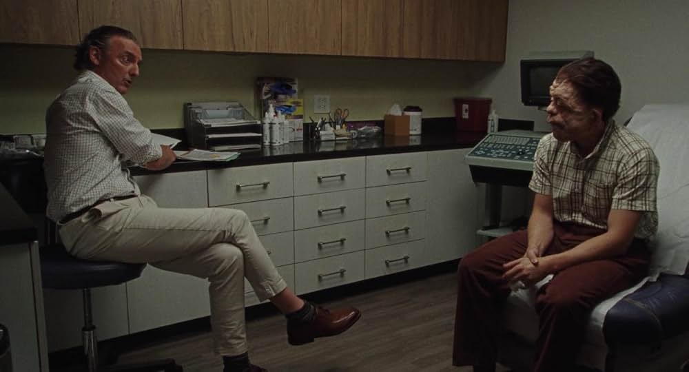 顔を捨てた男の画像