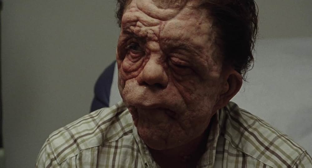 顔を捨てた男の画像