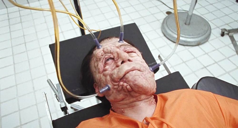 顔を捨てた男の画像