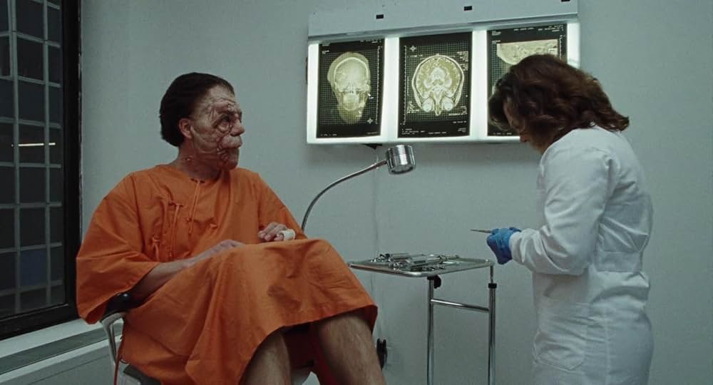 顔を捨てた男の画像