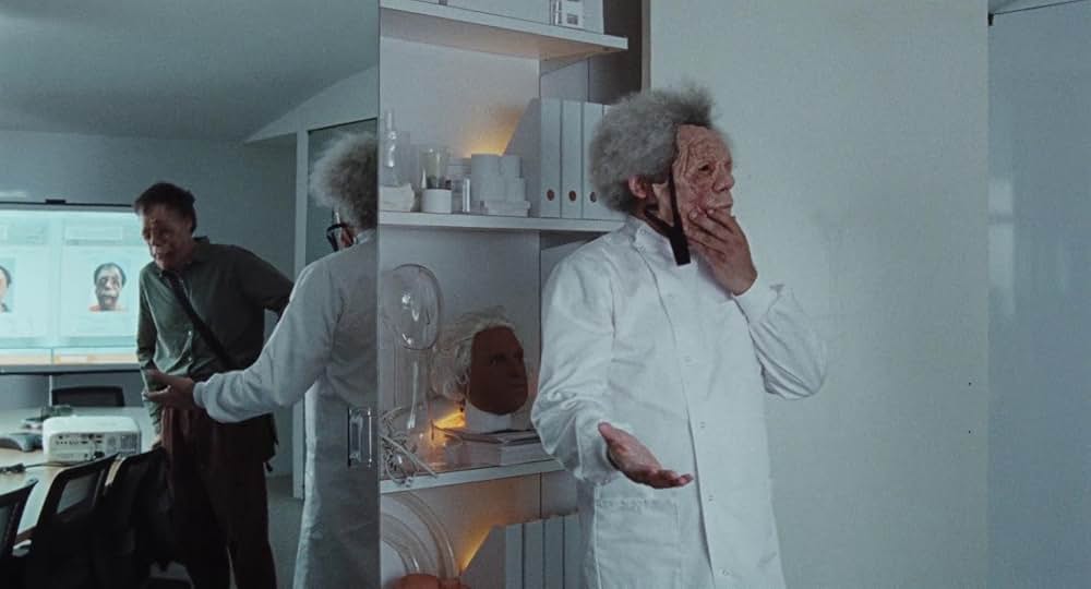 顔を捨てた男の画像