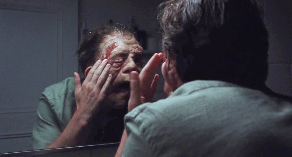 顔を捨てた男の画像