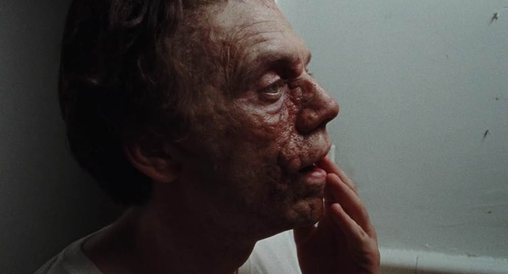 顔を捨てた男の画像