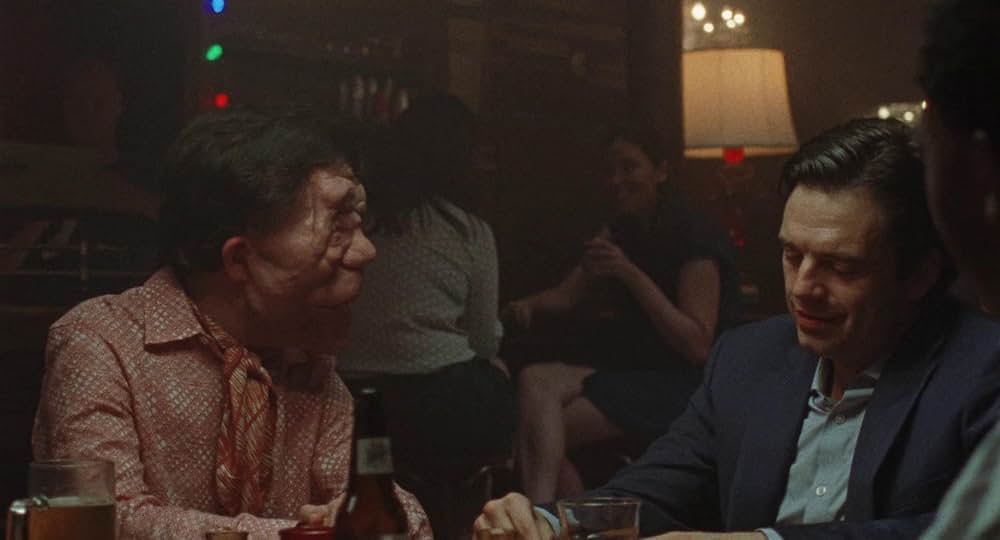 顔を捨てた男の画像