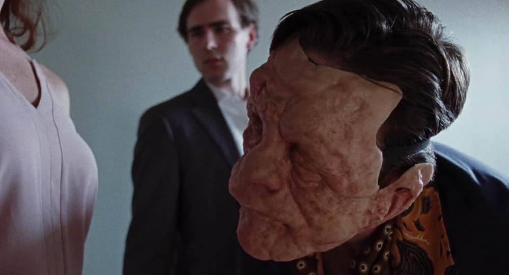 顔を捨てた男の画像