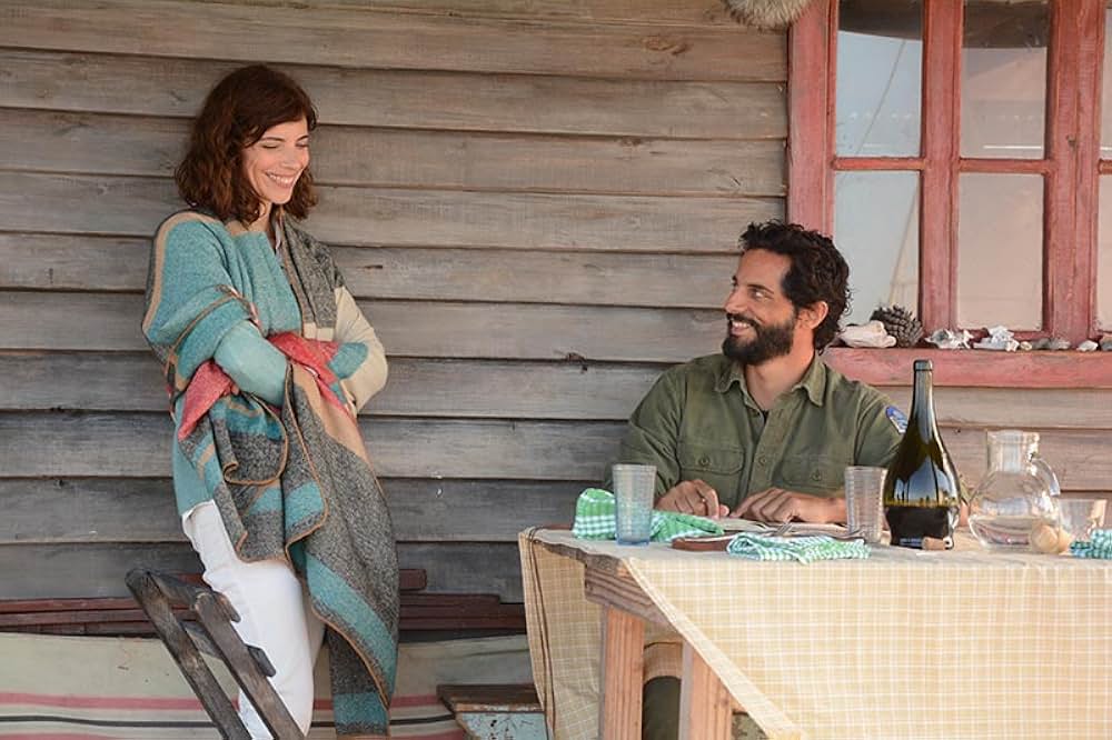 シャチの見える灯台の画像