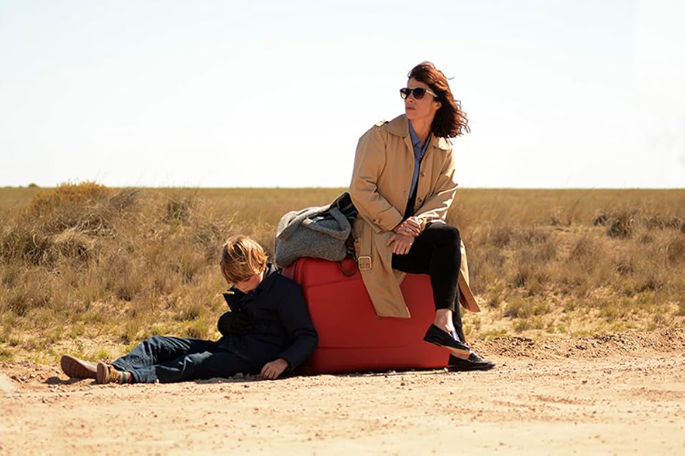 シャチの見える灯台の画像