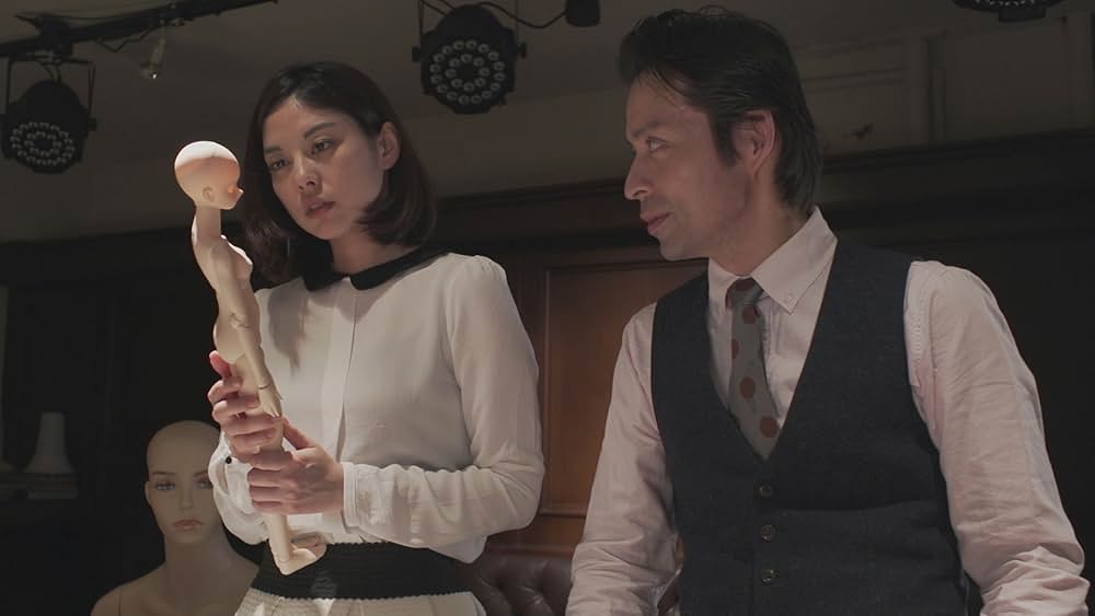 変身人形 肢体を愛でる指先の画像