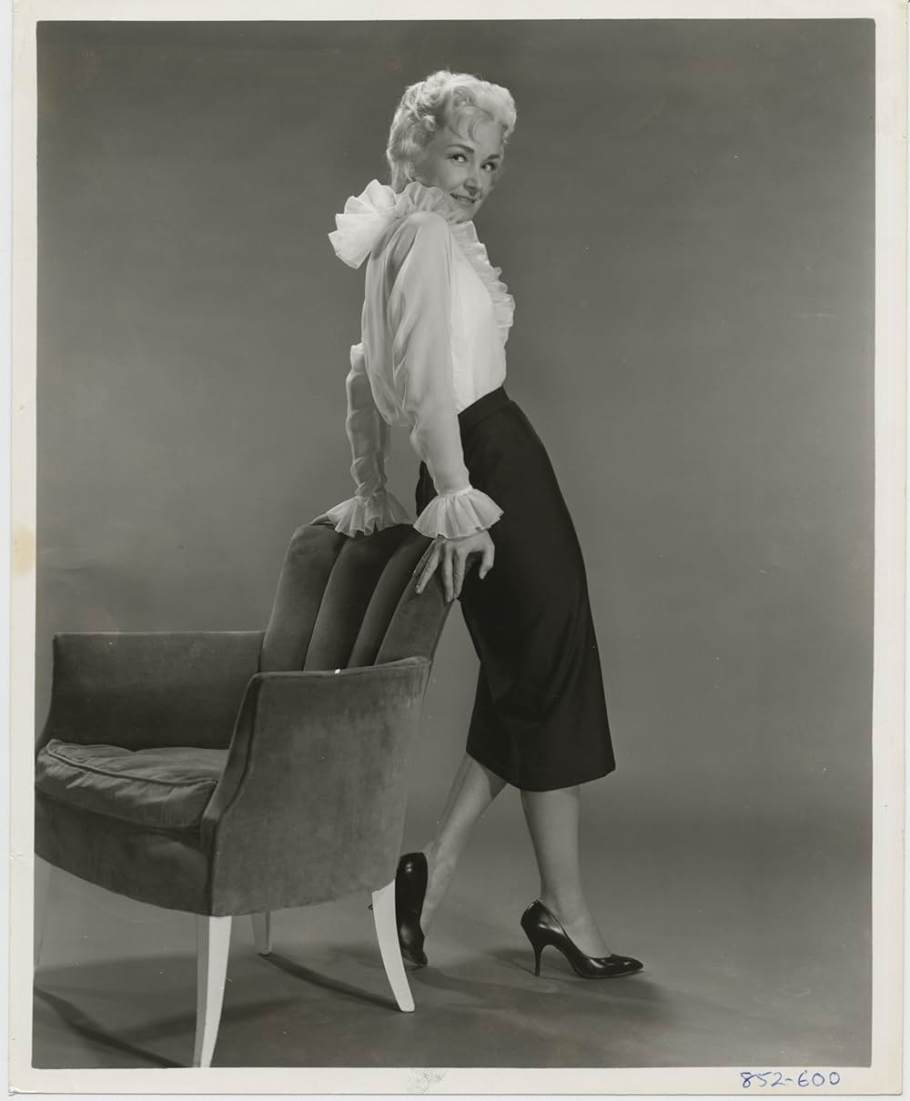 札束とお嬢さんの画像