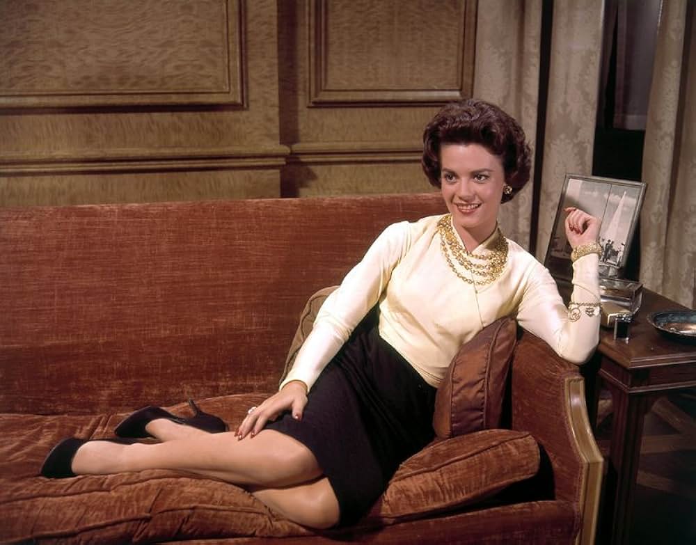 札束とお嬢さんの画像