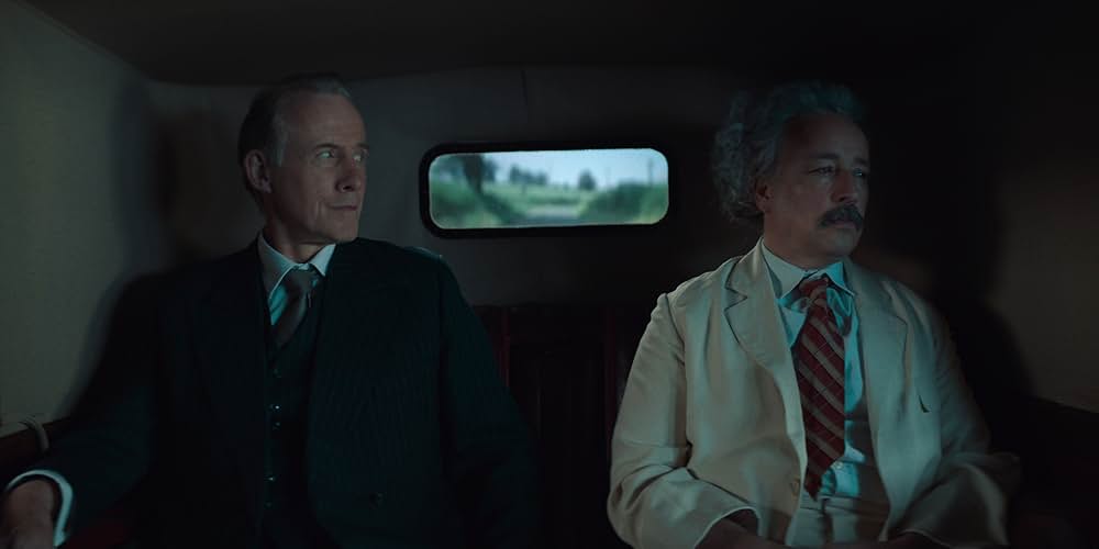 アインシュタインと原爆の画像