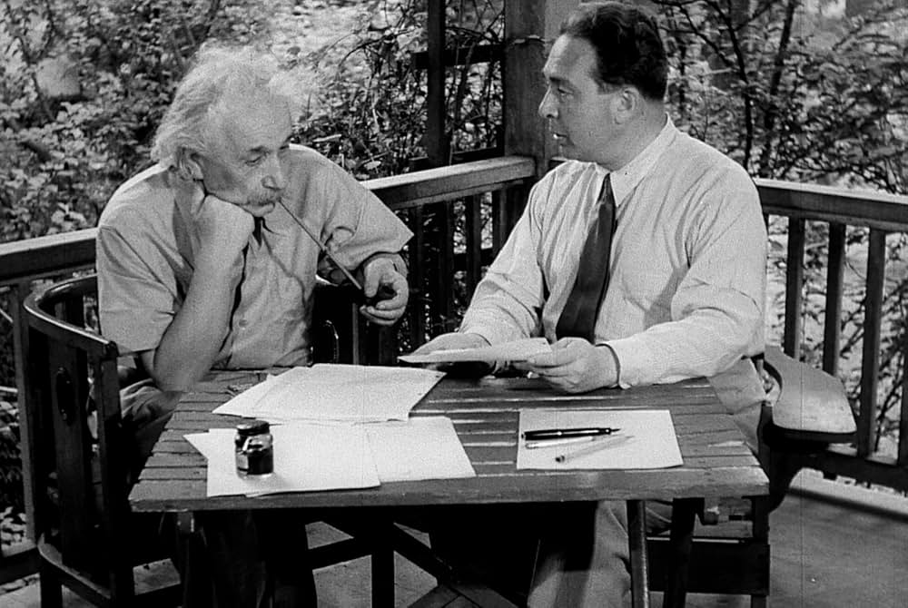 アインシュタインと原爆の画像