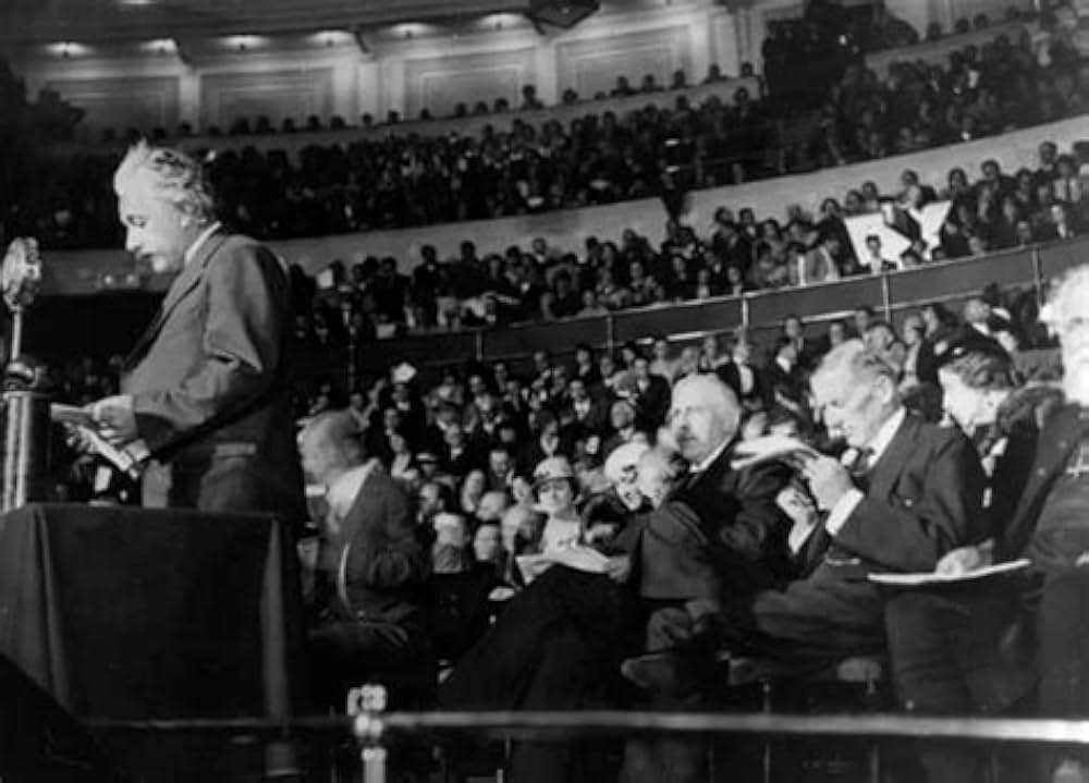 アインシュタインと原爆の画像