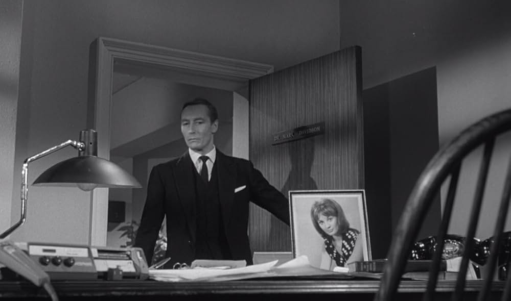 宇宙から来た女の画像