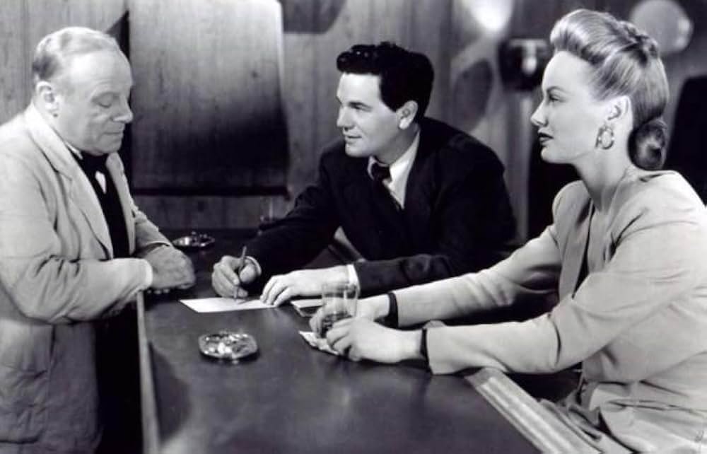 霧の中の戦慄の画像