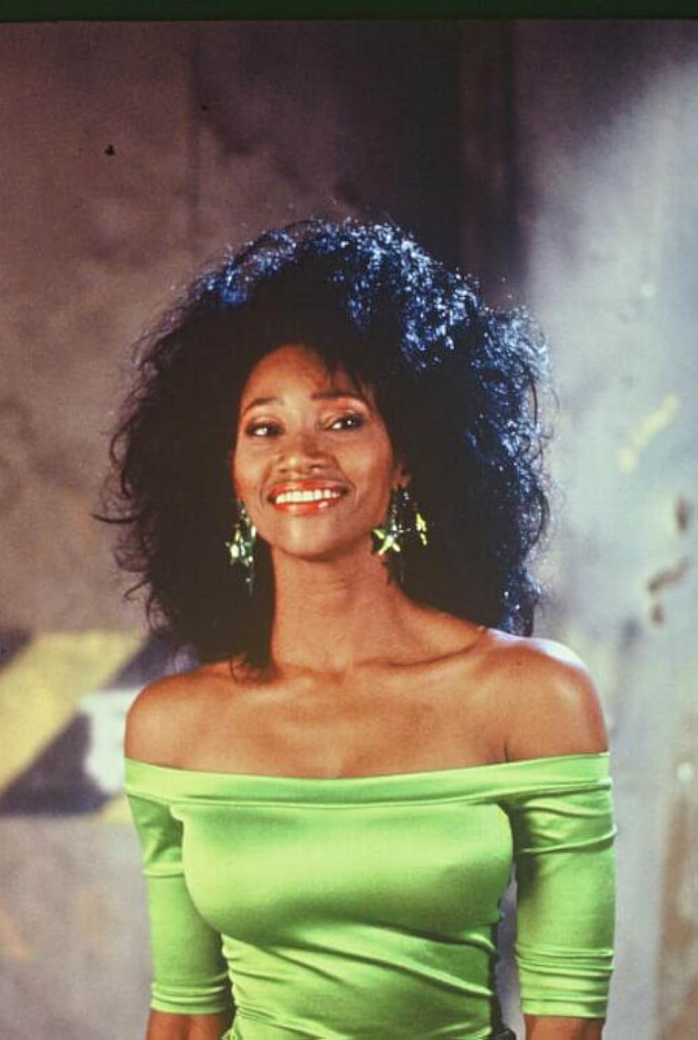 赤いドレスの女の画像