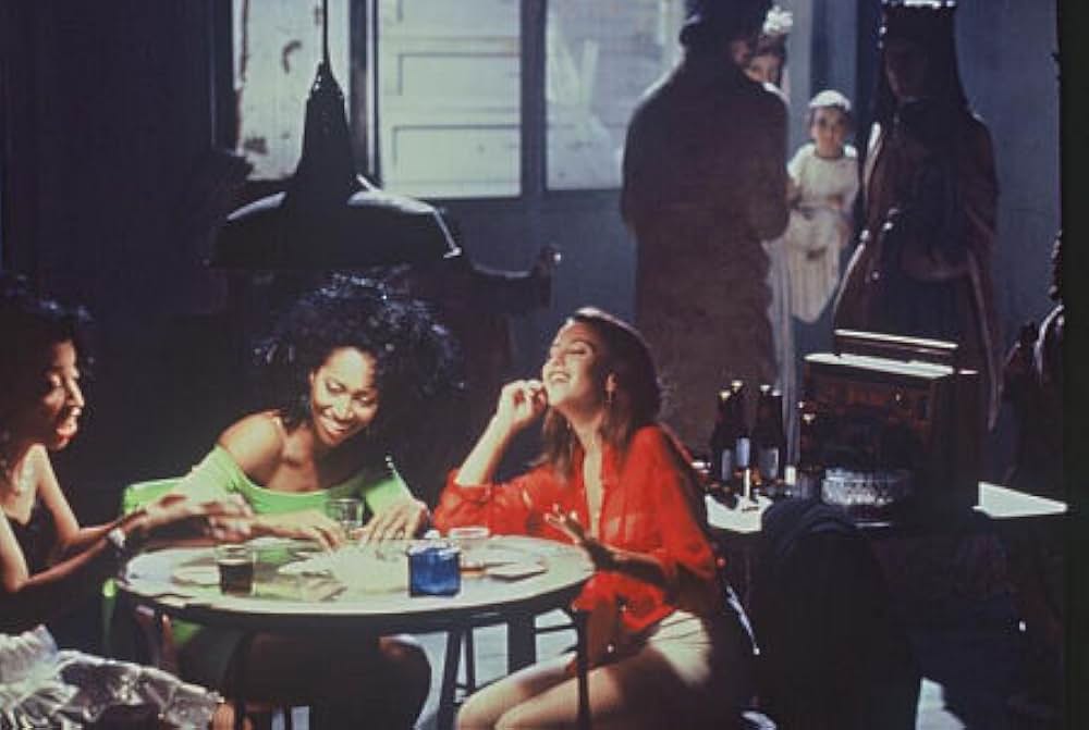 赤いドレスの女の画像