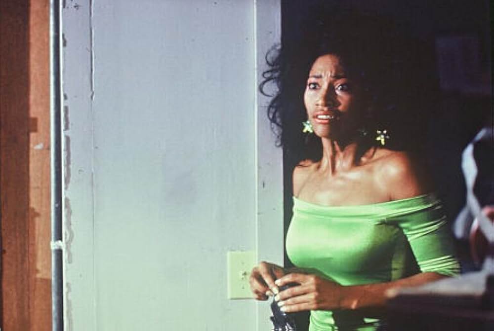 赤いドレスの女の画像