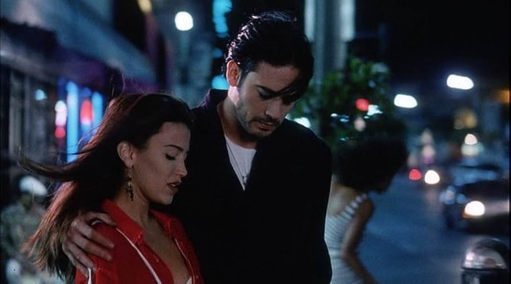 赤いドレスの女の画像