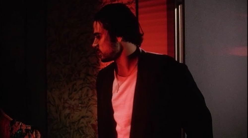 赤いドレスの女の画像